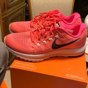 WMNS NIKE AIR ZOOM VOMERO 12